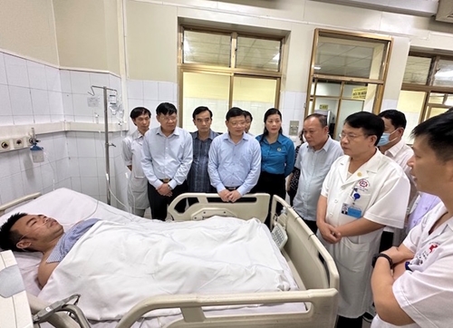 Lãnh đạo Tổng LĐLĐ Việt Nam thăm công nhân Quảng Ninh bị thương do cháy khí mê-tan