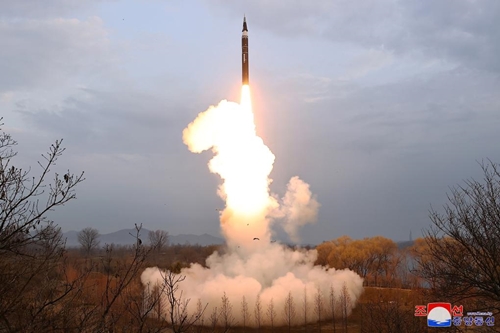 Triều Tiên thử nghiệm tên lửa siêu vượt âm tầm trung thế hệ mới