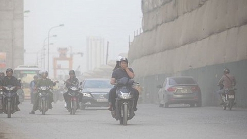 Người dân Thủ đô chống chọi với ô nhiễm không khí và đợt nắng nóng đầu mùa