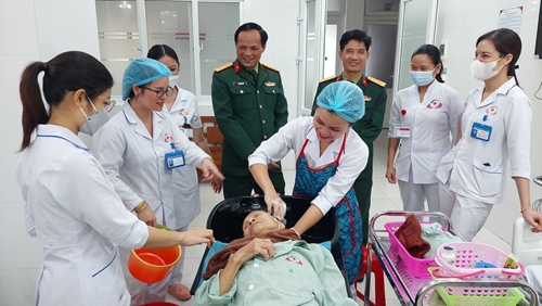Phụ nữ Bệnh viện Quân y 4 sẻ chia, đồng hành cùng bệnh nhân