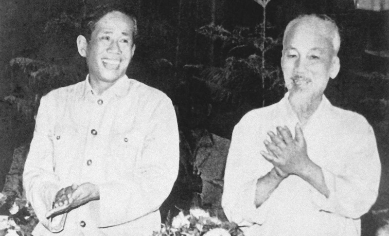 Đồng chí Lê Duẩn và Chủ tịch Hồ Chí Minh. (Ảnh tư liệu)  
