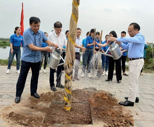 Huyện Ninh Giang phát động trồng cây trên các tuyến đường nội thị