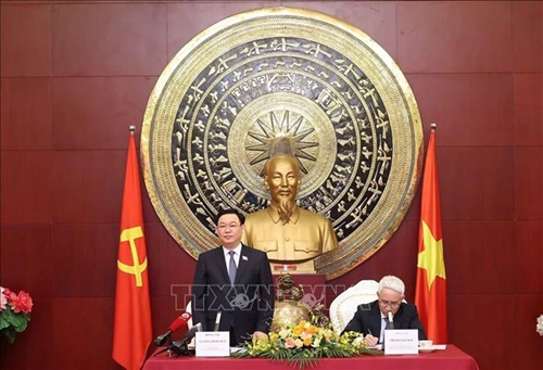 Chủ tịch Quốc hội gặp mặt cộng đồng người Việt Nam tại Trung Quốc