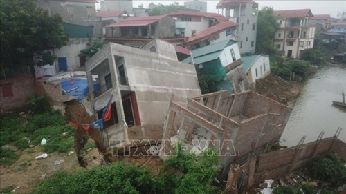6 nhà dân ở Bắc Ninh bị sạt xuống sông Cầu