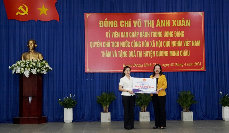 Quyền Chủ tịch nước thăm, tặng quà tại Tây Ninh