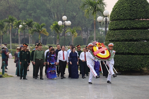 Đoàn công tác tỉnh Bắc Giang tri ân các anh hùng liệt sĩ tại Điện Biên