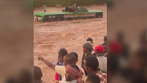 Kenya 51 hành khách được cứu sống sau khi xe buýt bị lũ cuốn