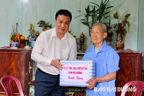 Thăm, tặng quà thương binh, thân nhân liệt sĩ tham gia Chiến dịch Điện Biên Phủ tại tỉnh Hải Dương