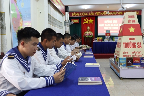 Lan tỏa tinh thần Ngày Sách và Văn hóa đọc Việt Nam tại Lữ đoàn 955, Vùng 4 Hải quân