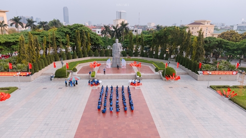 Số hóa thông tin về đồng chí Tổng Bí thư tại Quảng trường Trần Phú ở TP Hà Tĩnh
