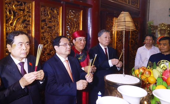 Thủ tướng Phạm Minh Chính dâng hương tưởng niệm các Vua Hùng