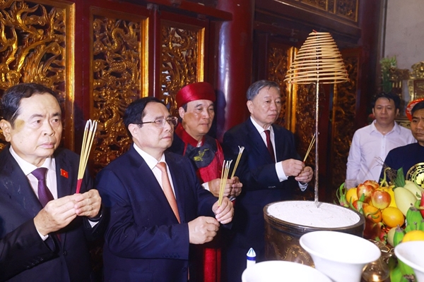 Thủ tướng Phạm Minh Chính dâng hương tưởng niệm các Vua Hùng