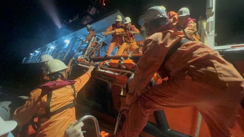 Nỗ lực cứu thuyền viên nước ngoài gặp nạn trên biển