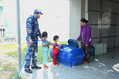 Vùng 5 Hải quân hỗ trợ nước ngọt cho người dân tỉnh Cà Mau