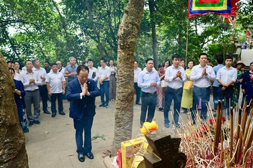 Dâng hương tưởng niệm các Vua Hùng và phát động trồng cây tại sân golf Văn Lang Empire