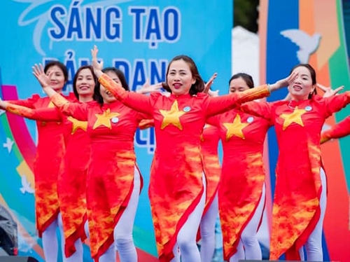 Phụ nữ Thủ đô đồng diễn dân vũ chào mừng 70 năm Chiến thắng Điện Biên Phủ