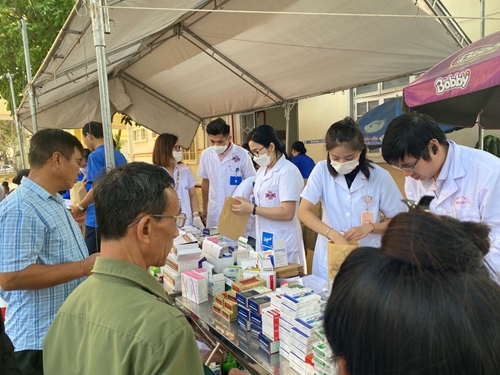 Khám và cấp thuốc miễn phí cho 1 000 đồng bào tỉnh Điện Biên