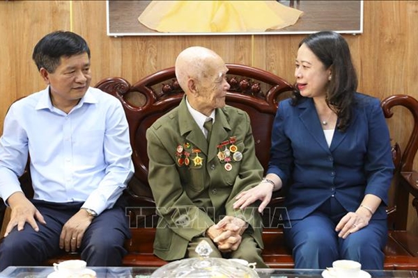Quyền Chủ tịch nước Võ Thị Ánh Xuân thăm, tặng quà chiến sĩ Điện Biên
​