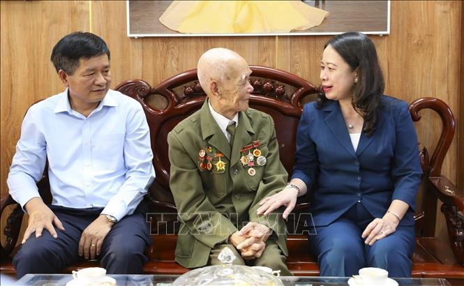 Quyền Chủ tịch nước Võ Thị Ánh Xuân thăm, tặng quà chiến sĩ Điện Biên
​