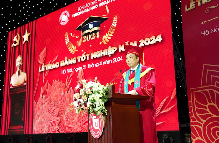 Trường Đại học Ngoại thương trao bằng tốt nghiệp đợt 1 cho hơn 1 300 cử nhân