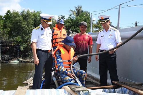 Bộ Tư lệnh Vùng 5 Hải quân thăm, tặng quà người dân vùng hạn tỉnh Cà Mau