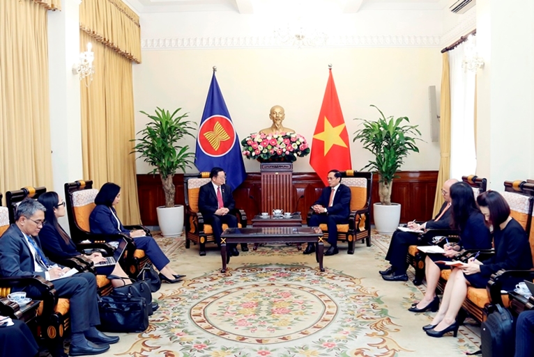 Bộ trưởng Ngoại giao Bùi Thanh Sơn gặp, làm việc với Tổng Thư ký ASEAN