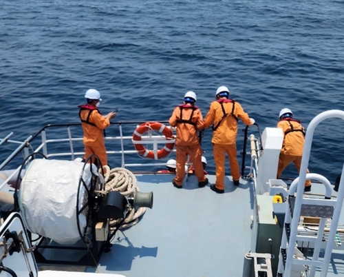 Khẩn trương tìm kiếm cứu nạn thuyền viên tại vùng biển Quảng Ngãi