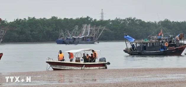 Nỗ lực tìm kiếm các nạn nhân mất tích trong vụ lật thuyền nan trên sông Chanh Quảng Ninh