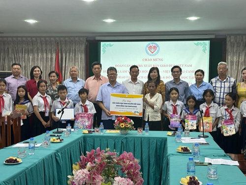 Trao tặng sách giáo khoa, đồ dùng học tập cho học sinh gốc Việt tại Campuchia