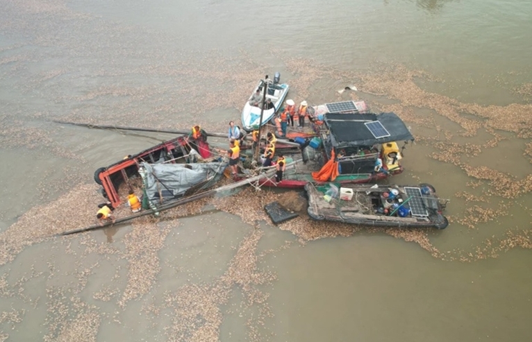 Tập trung khắc phục sự cố chìm thuyền trên sông Chanh