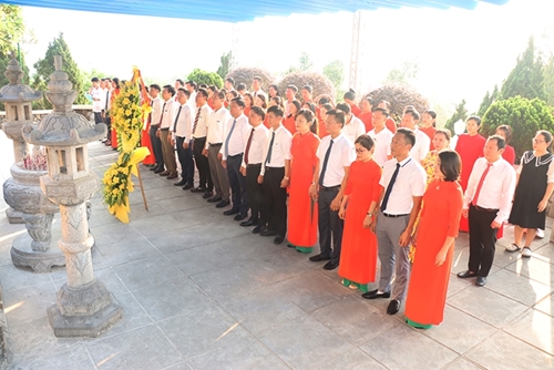 Dâng hương, dâng hoa tưởng nhớ đồng chí Trần Phú - Tổng Bí thư đầu tiên của Đảng