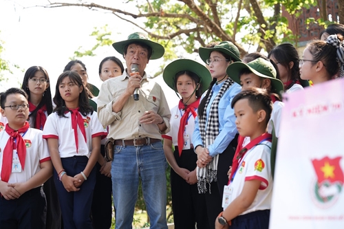 “Chiến sĩ nhỏ Điện Biên” nghe con trai Đại tướng Võ Nguyên Giáp chia sẻ những câu chuyện lịch sử