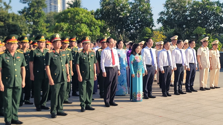 Thành phố Hồ Chí Minh dâng hương, dâng hoa tưởng nhớ các anh hùng liệt sĩ