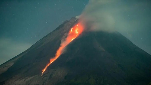 Núi lửa phun trào ở miền Đông Indonesia