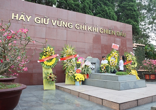 Nhân dân thành kính dâng hương Tổng Bí thư Trần Phú