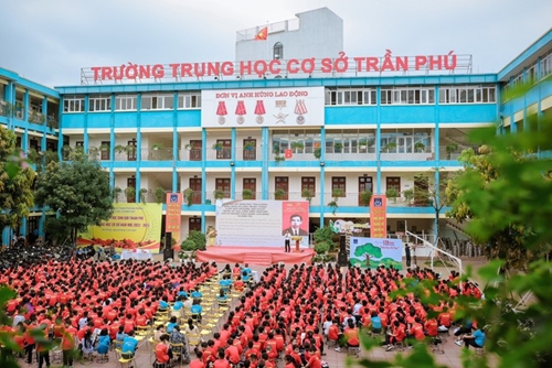 Học sinh chào mừng kỷ niệm 120 năm ngày sinh đồng chí Trần Phú
