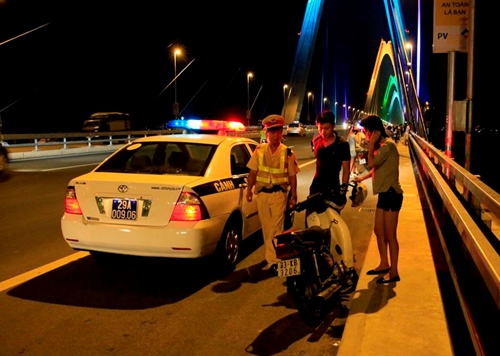 Hà Nội Xử lý người dừng, đỗ xe trên cầu Nhật Tân