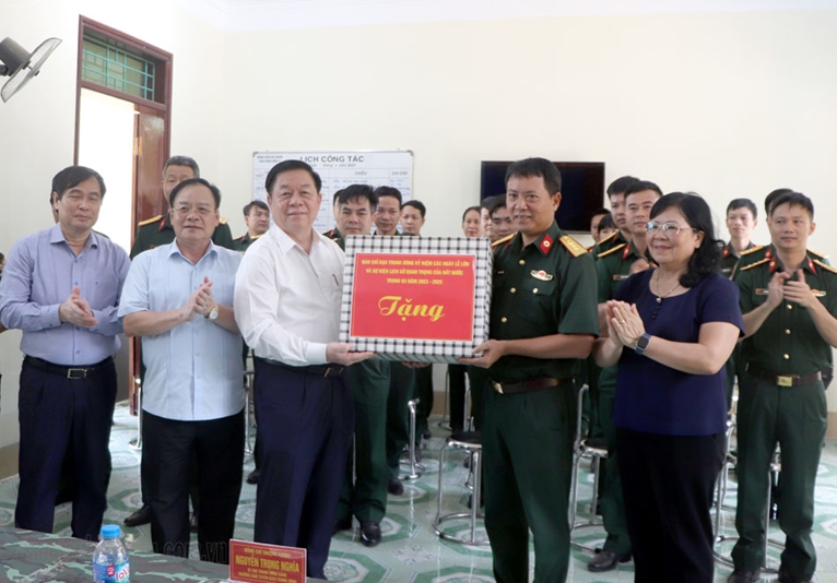 Đồng chí Nguyễn Trọng Nghĩa thăm, tặng quà lực lượng phục vụ và tham gia diễu binh, diễu hành