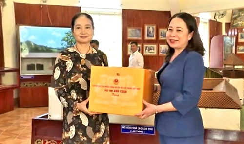 Quyền Chủ tịch nước Võ Thị Ánh Xuân thăm Di tích lịch sử Ngục Kon Tum