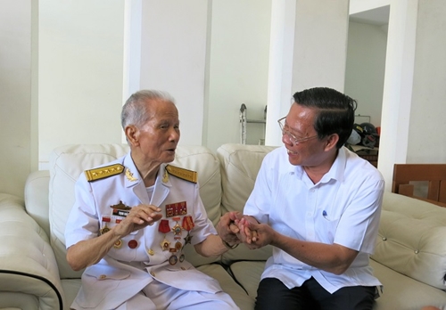 Lãnh đạo TP Hồ Chí Minh thăm, tặng quà chiến sĩ tham gia chiến dịch Điện Biên Phủ
