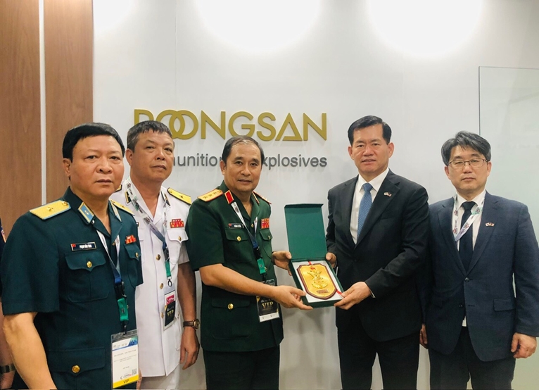 Bộ Quốc phòng Việt Nam tham dự Triển lãm quốc phòng châu Á tại Malaysia