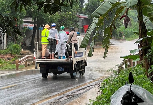 Cảnh sát Giao thông Yên Bái căng mình hỗ trợ dân trong mưa lũ