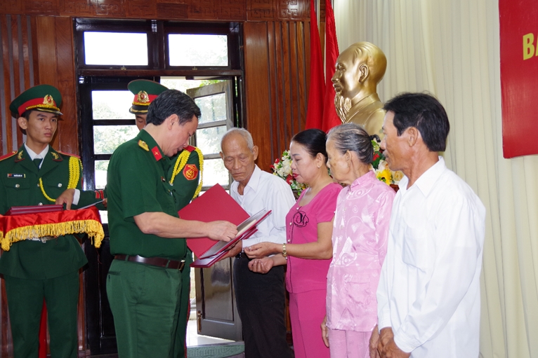 Bàn giao di vật, kỷ vật của liệt sĩ cho thân nhân và gia đình tại Quảng Nam
