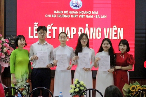 Hà Nội Nhiều học sinh tiêu biểu được kết nạp Đảng