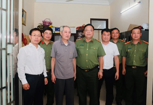 Vietcombank Sở giao dịch thăm và tặng quà các đồng chí nguyên cán bộ Công an Hà Nội tham gia giải phóng miền Nam