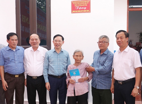 Chủ tịch UBND tỉnh Lê Ánh Dương dự lễ trao nhà đại đoàn kết tại huyện Tân Yên