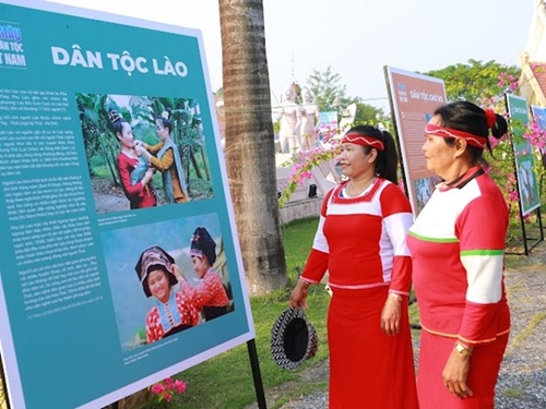 Tổ chức triển lãm ảnh “Sắc màu các dân tộc Việt Nam”