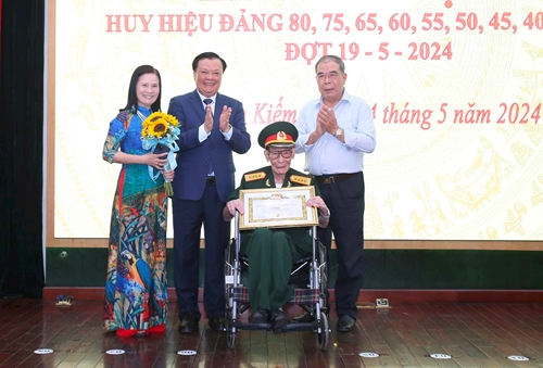 Thành ủy Hà Nội trao Huy hiệu 80 năm tuổi Đảng cho đảng viên lão thành cách mạng