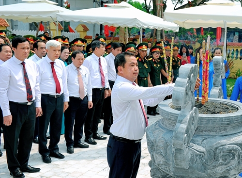Hải Dương Dâng hương, dâng hoa kỷ niệm 134 năm ngày sinh Chủ tịch Hồ Chí Minh