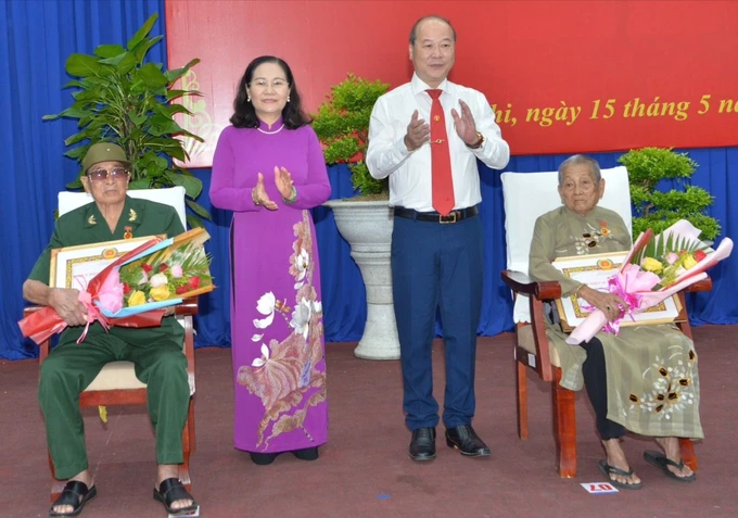 Thành phố Hồ Chí Minh trao tặng Huy hiệu Đảng đợt 19 5